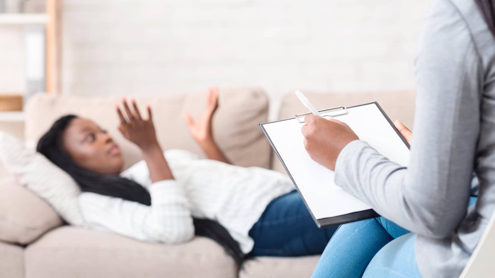 A woman talking with a therapist about how dangerous is heavy drinking